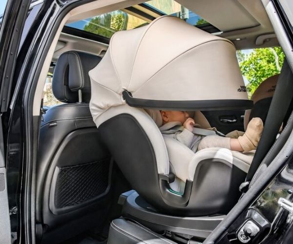 beb&eacute; viajando c&oacute;modamente con la capota en la silla con ventilaci&oacute;n y giro 360 Swivel Grow Max Air